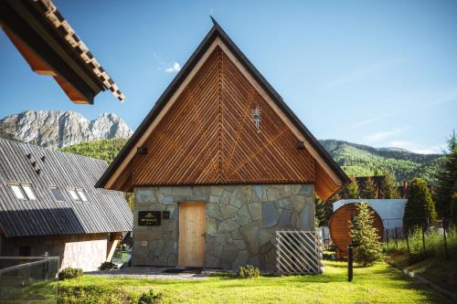 考斯赛力克VIP Chalet ZAKOPANE的一座带棕色屋顶的小教堂