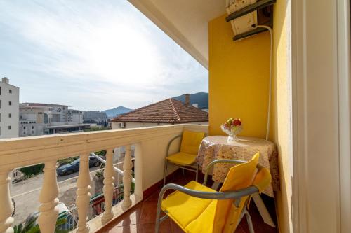 贝西奇Porta Volta Apartments的设有一个配有桌椅并享有美景的阳台。