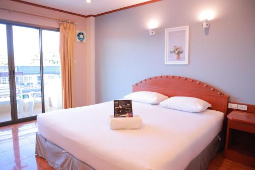 七岩CHA AM MY HOUSE Resort的卧室设有一张大白色床和阳台