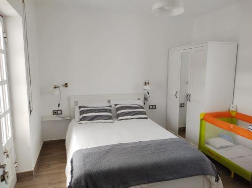 圣克鲁什达什弗洛里什Villa Kai Casa frente al mar y completamente restaurada的卧室配有一张带两个枕头的大白色床
