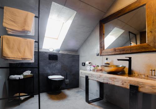 科希策Blue Bell Penzión的一间带水槽和镜子的浴室