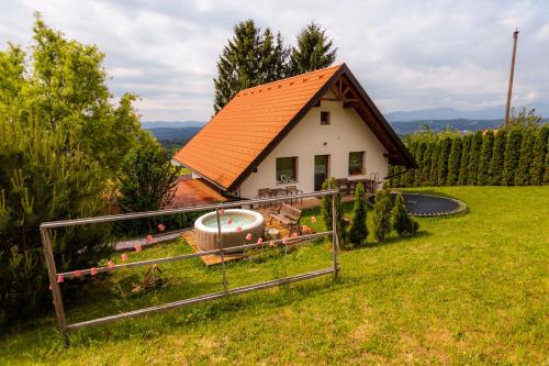 斯洛文尼亚比斯特里察Panorama Glamping Visole的庭院里一座带橙色屋顶的小房子