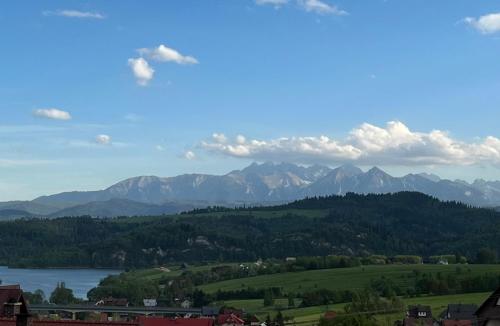 克鲁斯兹考采View & Spa Villa的享有山谷和湖泊的美景。