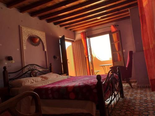 杰迪代摩洛哥里亚德斯卡杰迪代旅馆的一间卧室设有一张床和一个大窗户