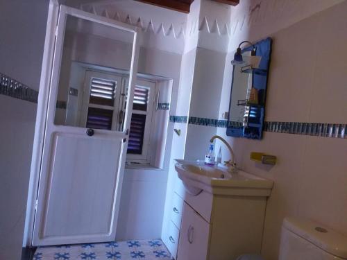 摩洛哥里亚德斯卡杰迪代旅馆的一间浴室
