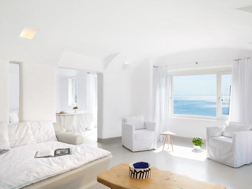萨鲁Mykonos Blu, Grecotel Boutique Resort的白色的客厅配有沙发和两把椅子