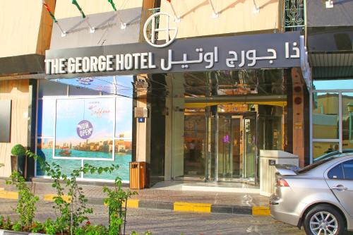 迪拜The George Hotel by Saffron, Dubai Creek的一座建筑,上面有读科学院的标志