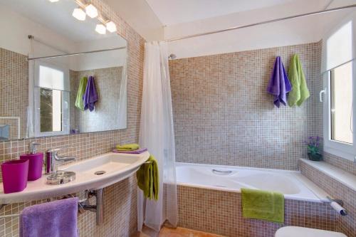 桑帕克Villa Serafina by Villa Plus的带浴缸、水槽和镜子的浴室