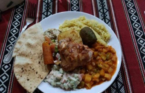 瓦迪拉姆Wadi Rum nature的桌上一盘带肉和蔬菜的食物