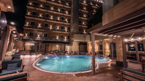 代瓦西尔干河NARCISSIST HOTEL的酒店客房中间的游泳池
