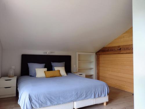 Grande RiviereL'esca'Lac的一间卧室设有蓝色的床和木门