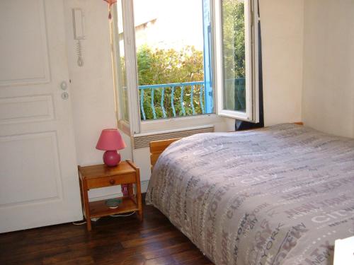 马拉科夫薛伯努瓦花园住宿加早餐旅馆的一间卧室设有一张床和一个大窗户