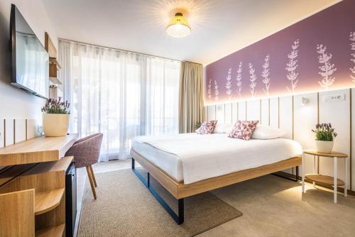 波尔托罗Hotel Vile Park Premium的配有一张床和一张书桌的酒店客房