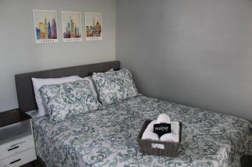 圣胡安Penthouse Views的一间卧室配有一张带毛巾篮的床