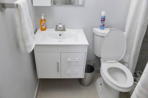 圣胡安Penthouse Views的白色的浴室设有卫生间和水槽。