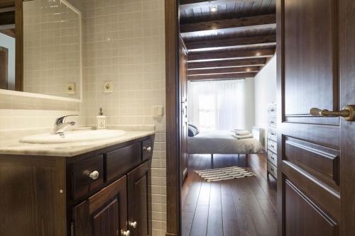 上阿兰Luderna - Apartamento Val de Ruda A10 Gerber的一间带水槽和镜子的浴室