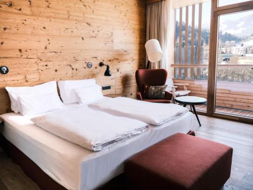 斯拉德明施拉德明弗兰肯斯坦酒店的卧室配有床、椅子和窗户。