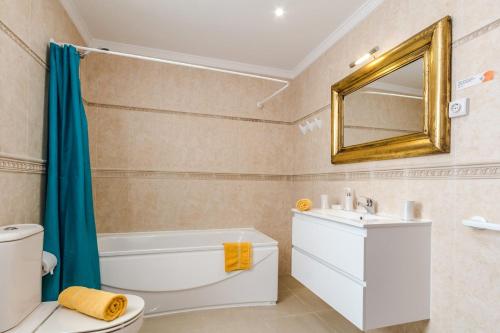 拉奥利瓦Villa Tamarindos by Villa Plus的浴室配有盥洗池、卫生间和镜子。