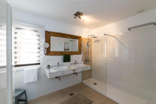 科拉雷侯Villa Papagayo Deluxe by Villa Plus的白色的浴室设有水槽和淋浴。