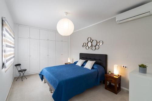 科拉雷侯Villa Papagayo Deluxe by Villa Plus的一间卧室配有蓝色的床和蓝色的毯子