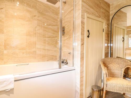 伯福德Rood Cottage的带淋浴和浴缸的浴室