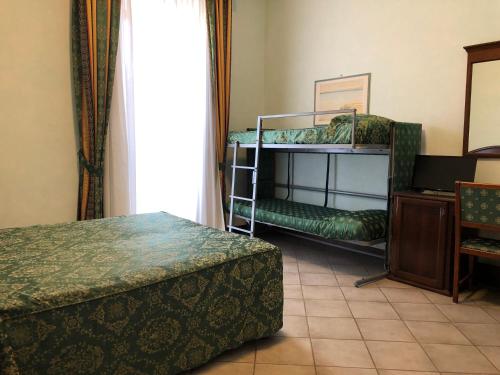 博尔塞纳佐迪亚科酒店的一间卧室配有双层床和椅子