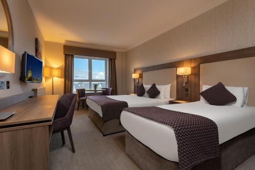 戈尔韦克莱巴恩酒店的酒店客房配有两张床和一张书桌