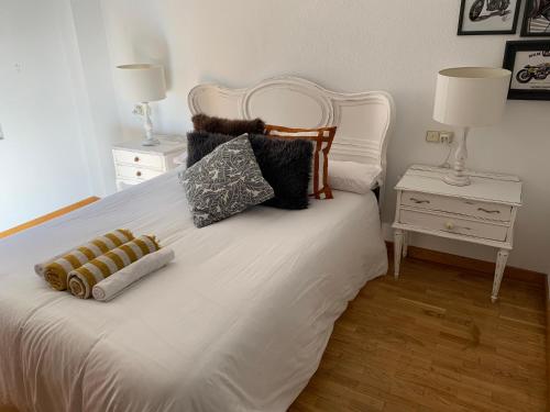 莱昂Casa Seines的一张带2个床头柜和2盏灯的白色床