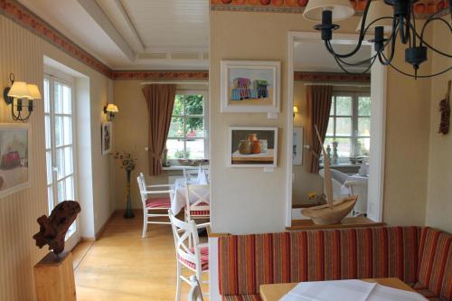 阿伦斯霍普豪斯安特耶酒店的一间带桌子的客厅和一间餐厅