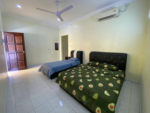 大港Room/Homestay NazaDja的一间卧室配有一张床和吊扇