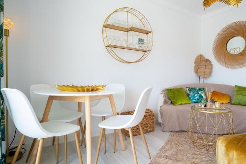 罗萨斯V014 - SANTA BARBARA的客厅配有桌椅和沙发