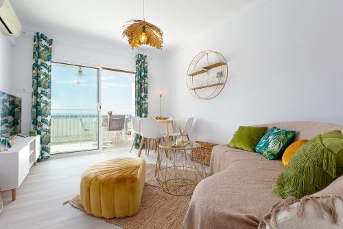 罗萨斯V014 - SANTA BARBARA的客厅配有沙发和桌子