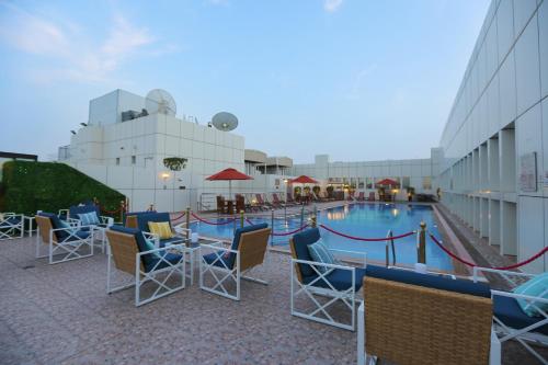 迪拜象牙豪华公寓酒店的屋顶上的游泳池