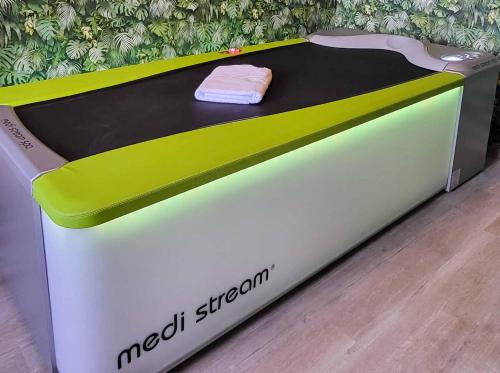 福伊希特旺根Ferienhof Gutmichel的一张带 ⁇ 虹绿色和白色床垫的床