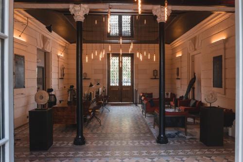 波尔多Hotel La Zoologie & Spa Bordeaux的走廊上设有椅子和门