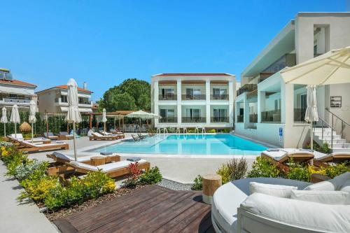 佩科霍里Mirablue Luxury Residences的别墅游泳池的形象