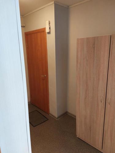 文茨皮尔斯Inzenieru 77 Apartments的一个空房间,有一个门和一个衣柜