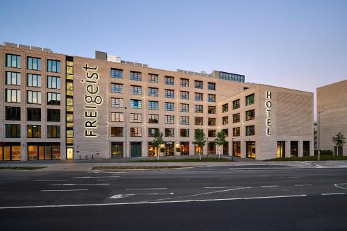 哥廷根FREIgeist Göttingen Nordstadt, A Member of Design Hotels的建筑的一侧有酒店标志