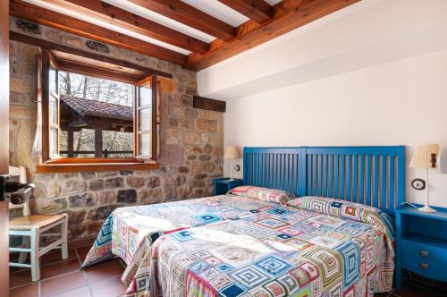 Villanueva de la PeñaCasa Rural Ángela 1的一间卧室设有两张床和窗户。