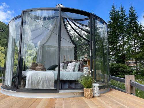 上盖斯特尔恩Glaspavillon minimaya的玻璃 ⁇ 顶的卧室,床上