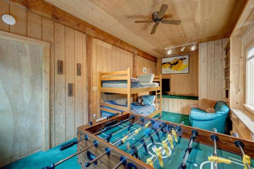Serventi Tahoe Donner Cabin客房内的一张或多张双层床