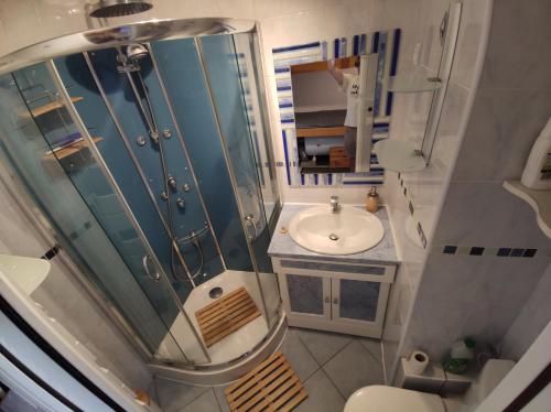 阿雷特studio Batlou ménage inclus的带淋浴和盥洗盆的小浴室