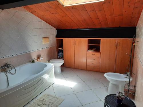 奥里斯塔诺CASA CATY - Oristano的带浴缸、卫生间和盥洗盆的浴室
