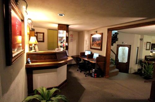底拉斯卡拉HB快捷酒店的办公室里设有一张桌子和一台电脑