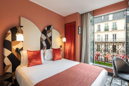 巴黎皇家圣日耳曼酒店的酒店客房设有床和窗户。