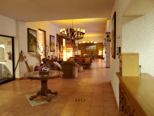 San QuintínHOTEL MISION SANTA MARIA的客厅配有沙发和桌子