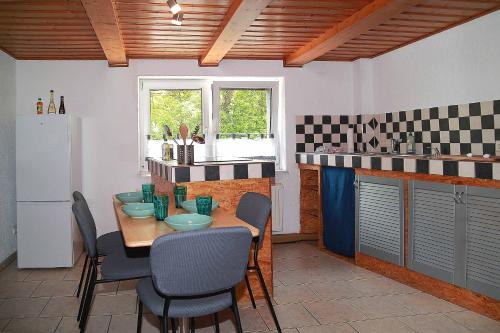 上隆维茨FeWo -schiefe- Marie的厨房配有桌椅和冰箱。