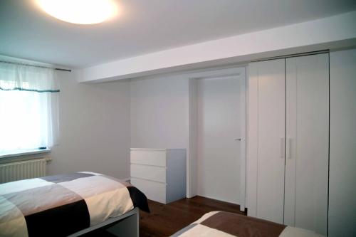 上隆维茨FeWo -schiefe- Marie的一间卧室配有床、橱柜和窗户