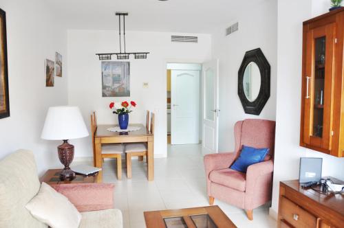 阿尔加罗沃Piso Algarrobo Beach的客厅配有两把椅子和一张桌子