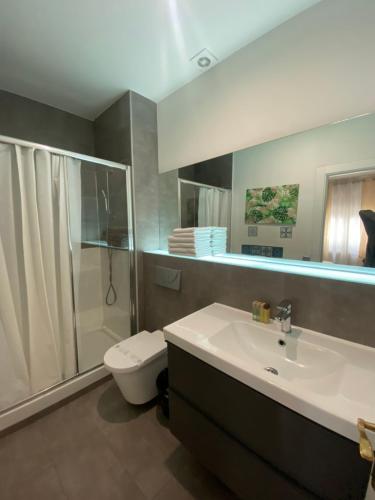 马德里六间房马约尔广场酒店的一间带水槽、淋浴和卫生间的浴室